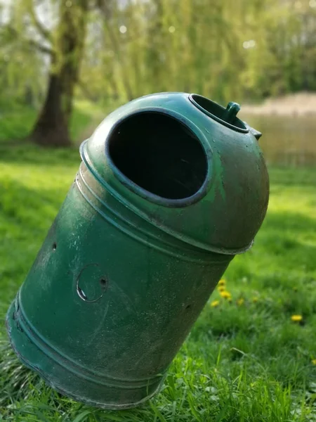 Grön Soptunna Solig Park Med Gräs Och Träd Bakgrunden — Stockfoto