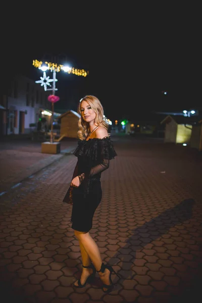 Beautiful Blonde Girl Wearing Black Dress Open Shoulders — Fotografia de Stock