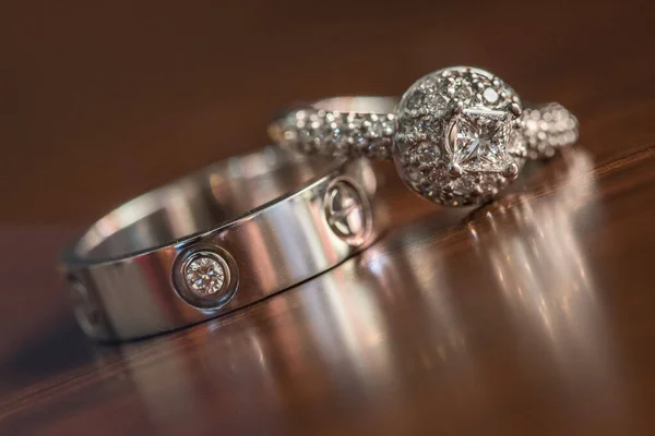Fecho Anéis Metal Com Diamantes — Fotografia de Stock