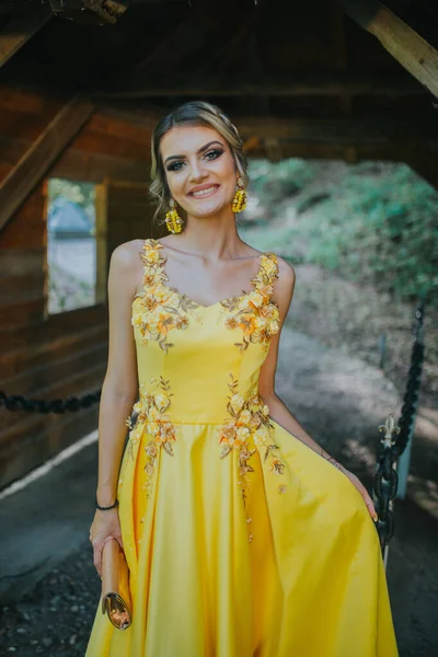 Una Hermosa Hembra Rubia Elegante Vestido Amarillo Posando Junto Refugio —  Fotos de Stock