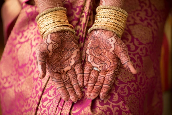 Vrouwelijke Handen Met Henna Tatoeages — Stockfoto