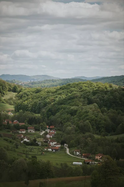 Een Verticaal Schot Van Een Dorp Omringd Door Weelderige Groene — Stockfoto