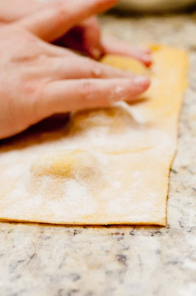 Κοντινό Πλάνο Χεριών Που Φτιάχνουν Ζυμαρικά Από Ζύμη Γεμισμένα Τυρί — Φωτογραφία Αρχείου