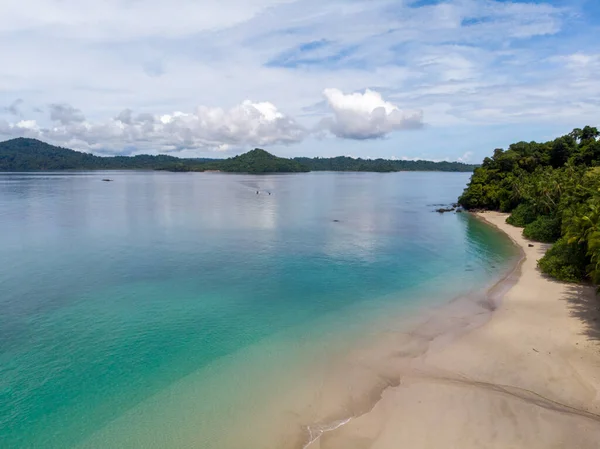 Una Vista Aerea Della Spiaggia Bagnata Dall Acqua Blu Dell — Foto Stock