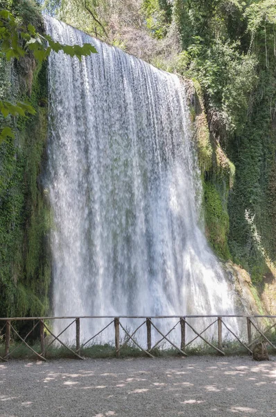 Uma Bela Cachoeira Espumosa Parque Natural Monastério Piedra Zaragoza Espanha — Fotografia de Stock