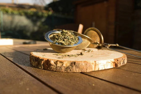 Gros Plan Tisane Dans Infuseur Sur Une Planche Bois — Photo