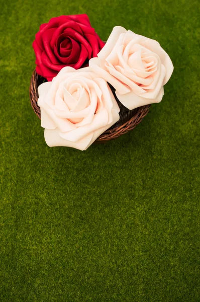 Vertikální Záběr Červených Bílých Květin Slámě Koše Zeleném Trávníku Pozadí — Stock fotografie