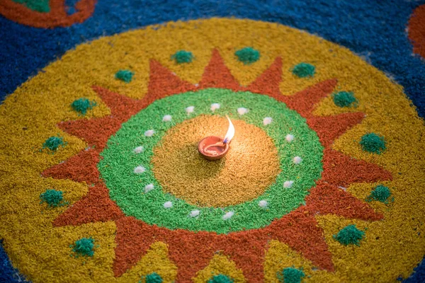 Svíčka Uprostřed Slunečních Rangoli — Stock fotografie