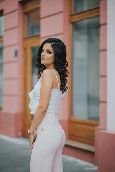 Uma Linda Fêmea Uma Roupa Rosa Branca Elegante Fundo Edifício — Fotografia de Stock