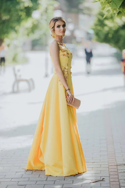 Ritratto Verticale Una Stupenda Donna Bionda Caucasica Elegante Abito Giallo — Foto Stock