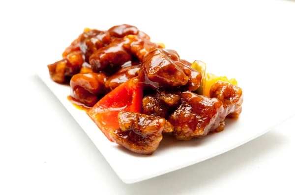 中国鸡肉与红酱和胡椒片在白色盘子上的特写镜头 白色盘子与白色表面隔离 — 图库照片