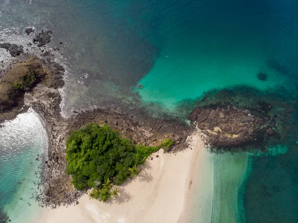 Аэросъемка Островов Омываемых Голубой Морской Водой Индонезии — стоковое фото