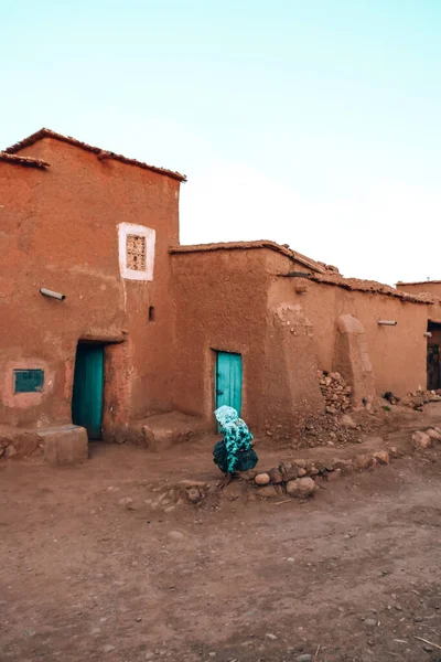 Uma Mulher Sentada Frente Prédio Envelhecido Ait Benhaddou Moro — Fotografia de Stock