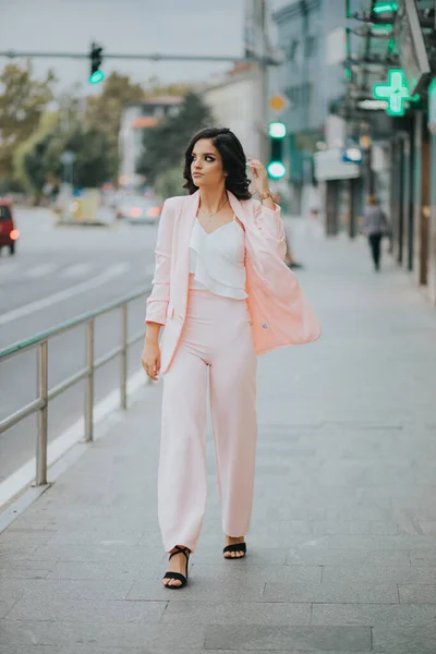 Una Hermosa Hembra Caucásica Elegante Atuendo Rosa Blanco Caminando Una —  Fotos de Stock