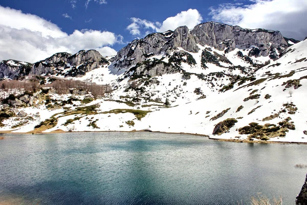 Sebuah Pemandangan Alam Dari Sebuah Danau Tenang Dengan Pemandangan Pegunungan — Stok Foto