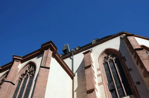 Blick Auf Ein Gebäude Klassischen Stil Mit Bogenförmigen Fensterrahmen — Stockfoto