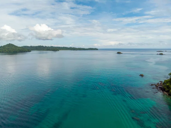 Una Hermosa Toma Del Mar Bajo Cielo Azul Nublado Indonesia — Foto de Stock