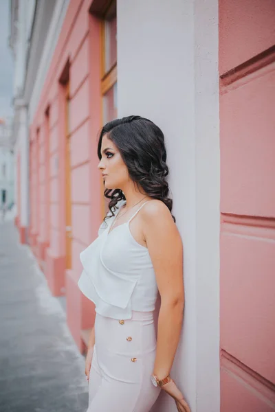 Gorgeous Caucasian Female Elegant Pink White Outfit Leaning Urban Building — ストック写真