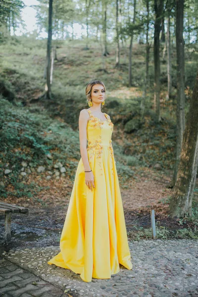 Ritratto Verticale Una Splendida Donna Bionda Elegante Abito Giallo Posa — Foto Stock