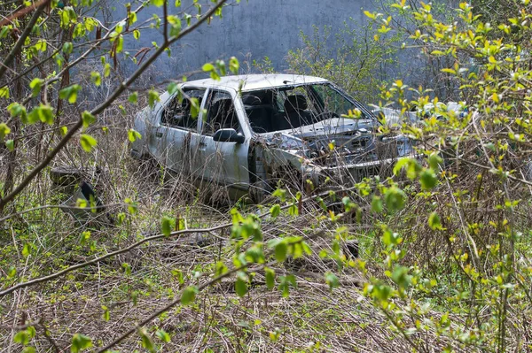 Carro Quebrado Abandonado Num Campo — Fotografia de Stock