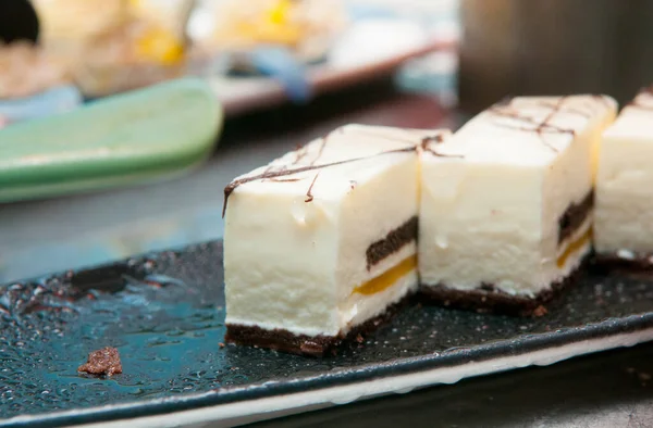 Closeup Shot Square Pieces Cheesecake Black Plate — Stock Photo, Image