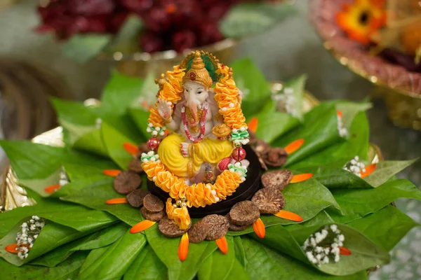 Düğün Masasındaki Ganesha Tanrısının Küçük Heykeli — Stok fotoğraf
