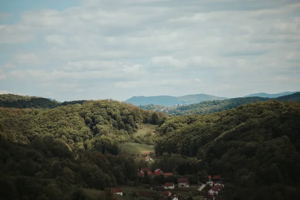 Eine Wunderschöne Landschaft Mit Einem Dorf Grünen Wald Unter Wolkenverhangenem — Stockfoto