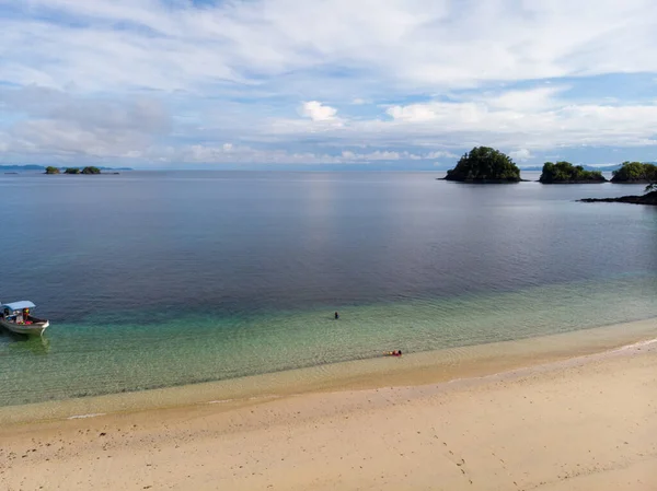 Una Vista Aerea Della Spiaggia Bagnata Dall Acqua Blu Dell — Foto Stock