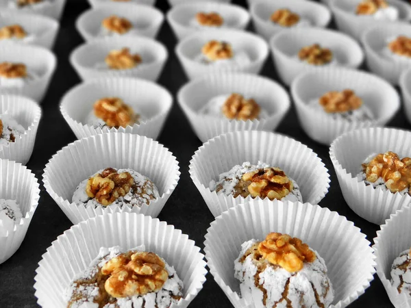 Primer Plano Deliciosas Galletas Jengibre Con Una Nuez Papel —  Fotos de Stock