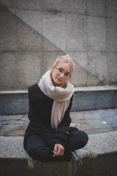Eine Vertikale Aufnahme Eines Blonden Mädchens Mit Brille Und Wintermantel — Stockfoto