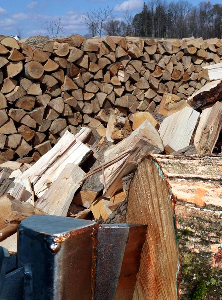 Eine Vertikale Aufnahme Eines Riesigen Haufens Gespaltener Baumstämme Für Brennholz — Stockfoto
