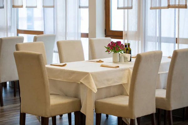 Restoranda Güzel Bir Beyaz Yemek Masası Manzarası — Stok fotoğraf