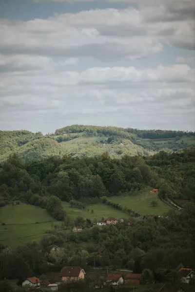 Een Verticaal Schot Van Een Dorp Omringd Door Weelderige Groene — Stockfoto