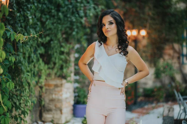 Una Splendida Femmina Elegante Abito Rosa Bianco Sullo Sfondo Parco — Foto Stock