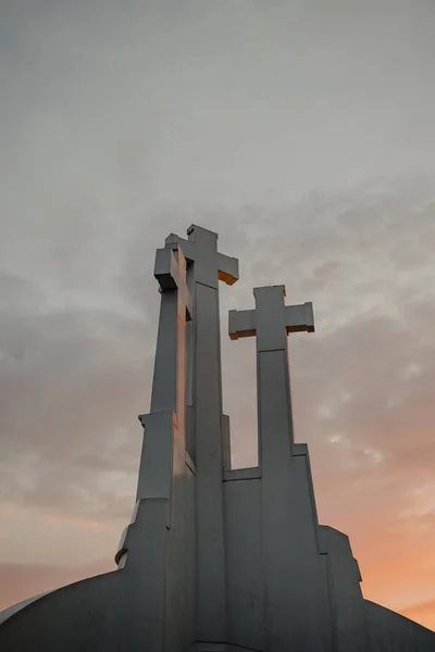 Вертикальний Низький Кут Знятий Трьох Хрестів Вільнюсі Літуанія Під Яскравим — стокове фото