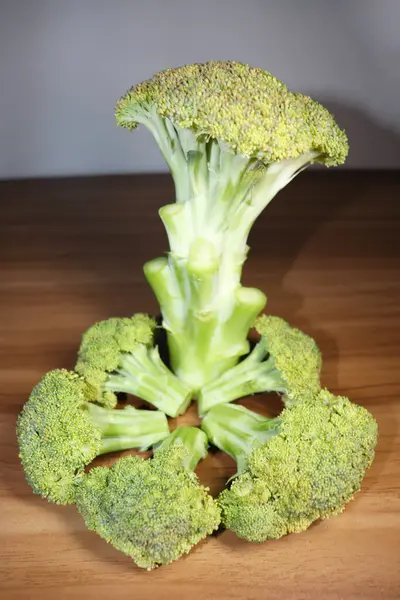 Penutup Brokoli Sehat Atas Meja Kayu — Stok Foto