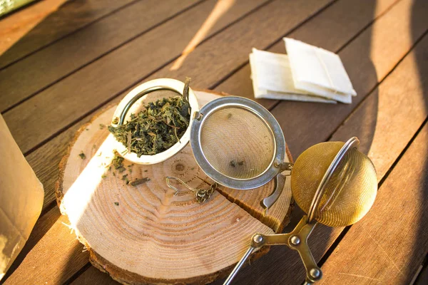 Gros Plan Tisane Dans Infuseur Sur Une Planche Bois — Photo