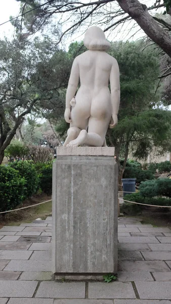 Plano Vertical Monumento Blanco Una Hembra Desnuda Parque — Foto de Stock