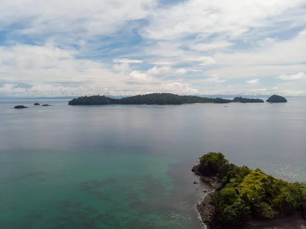 Belo Tiro Mar Sob Céu Azul Nublado Indonésia — Fotografia de Stock