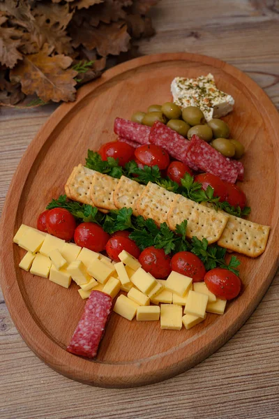 Una Toma Vertical Plato Queso Forma Árbol Navidad —  Fotos de Stock