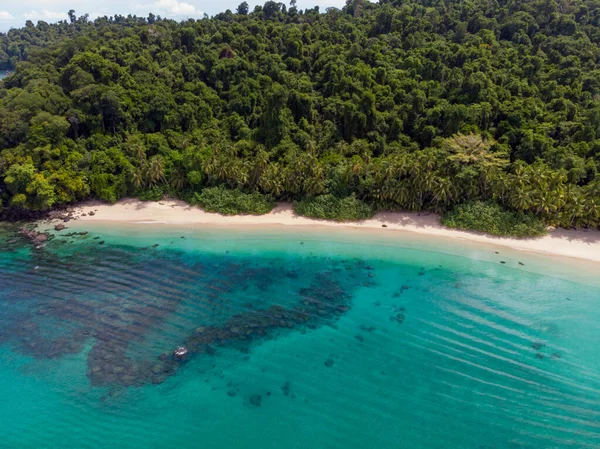 インドネシアの青い海に流された島々の美しいショット — ストック写真