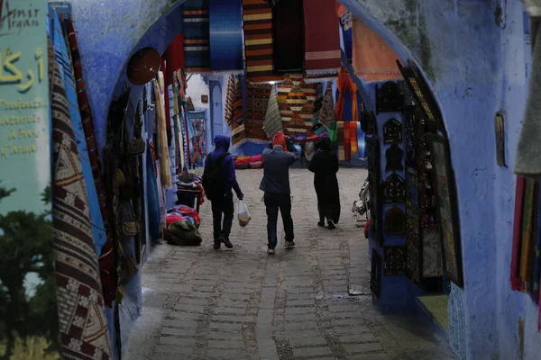 Μια Ομάδα Ανθρώπων Που Περπατούν Μια Υπαίθρια Αγορά Στο Μαρόκο — Φωτογραφία Αρχείου