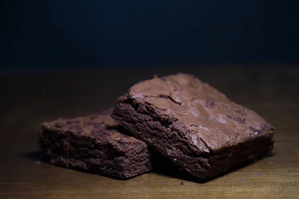 Два Кусочка Шоколадного Торта Темном Фоне — стоковое фото