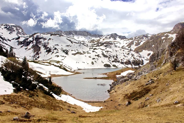 Une Vue Naturelle Lac Calme Avec Des Montagnes Enneigées Arrière — Photo