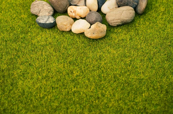 绿草背景上的鹅卵石特写镜头 — 图库照片