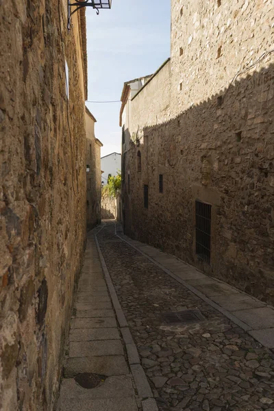 スペインのエストレマドゥーラ州カセレスの中世都市の石造りの建物の間の路地 — ストック写真