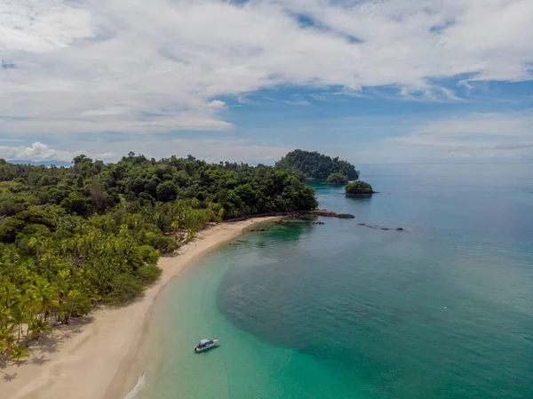 Una Bella Foto Della Spiaggia Sotto Cielo Blu Nuvoloso Indonesia — Foto Stock