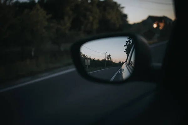 Ένα Κοντινό Πλάνο Ενός Αυτοκινήτου Πλευρά View Καθρέφτη Την Αντανάκλαση — Φωτογραφία Αρχείου