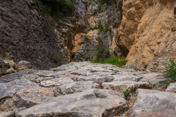 Ein Hoher Steinweg Auf Dem Gebirgsfelsen — Stockfoto