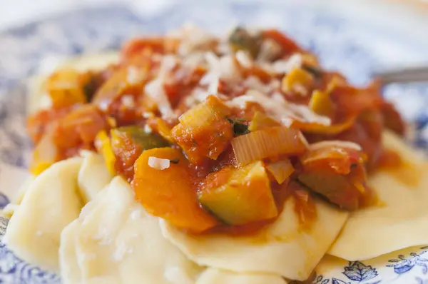 Eine Nahaufnahme Von Gemüse Ravioli Mit Tomatensauce Und Käse — Stockfoto